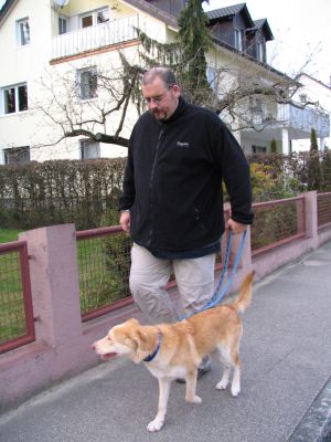 Christian Bauer mit Cookie an der Leine geht durch die Stadt